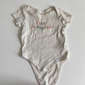 Tiny feminist, onesie in beige